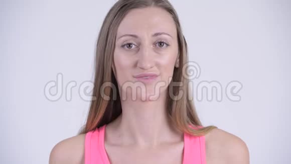 一脸快乐的金发女人吹吻视频的预览图