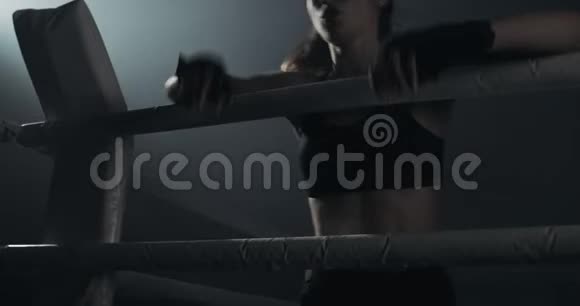 疲惫的女拳击手躺在拳击台上剪影拳击概念视频的预览图