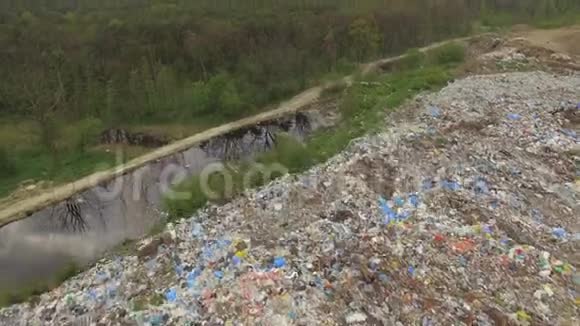 森林巨大城市垃圾场的鸟瞰图视频的预览图