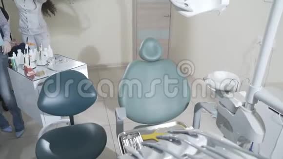 慢镜头拍摄牙科诊所配备专门的牙科治疗设备和病人视频的预览图