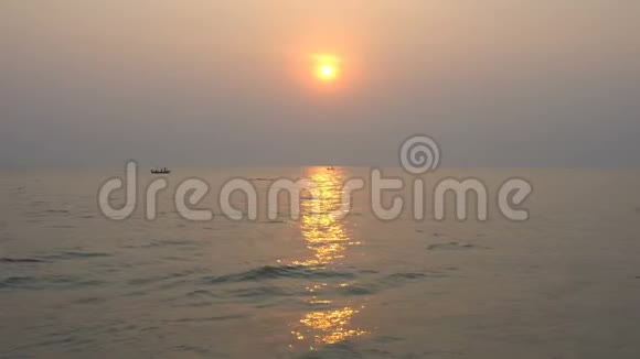 日出和日落在华欣海滩普拉楚普奇里汗用渔船出海视频的预览图