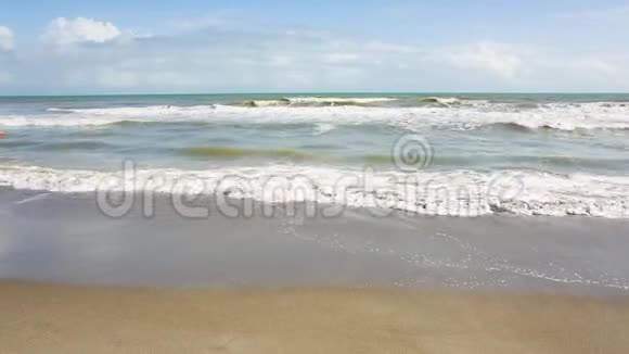 可可海滩和海浪视频视频的预览图