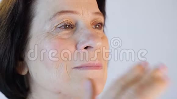 女人在脸上涂奶油视频的预览图
