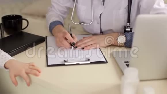 女医生在笔记本上做笔记儿科视频的预览图