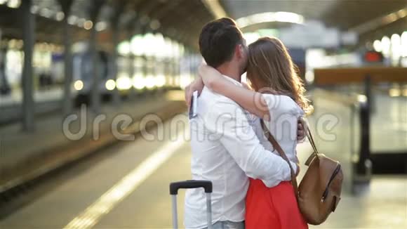 在阳光明媚的日子里在火车站为他的女朋友说再见视频的预览图