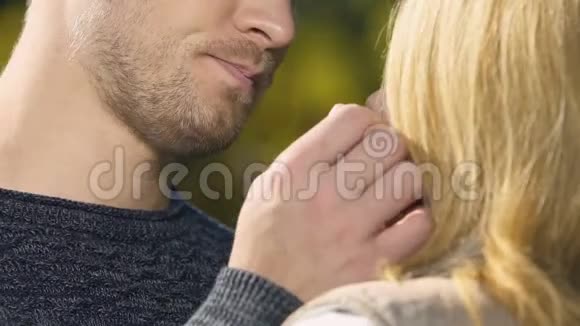 悲伤的男人拥抱女人在抑郁中安慰妻子支持配偶视频的预览图