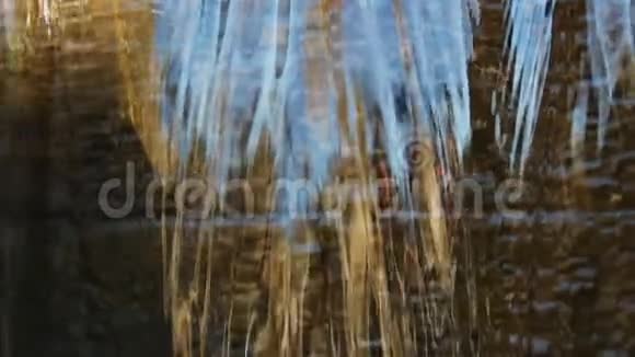 干净的水在木头背景上流动视频的预览图