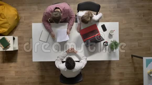 两个雇主批准求职者面试结束男人握手离开顶头坐着视频的预览图