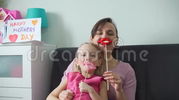 母亲节快乐的女孩和母亲视频的预览图