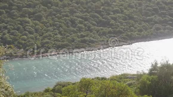 一条高山河流在山丘之间的河道中有蓝色的水视频的预览图