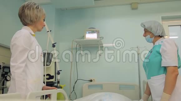 一位女护士和一位女医生拜访一位病人并讨论他的病情4K视频的预览图