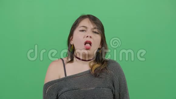 女人放屁的舌头视频的预览图