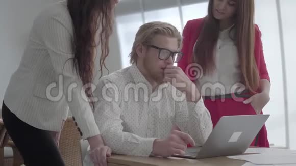一位戴眼镜的成功金发男子坐在一间光线舒适的办公室里桌上放着一本上网本解释他的人生视频的预览图