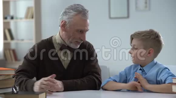 爷爷与孙子摔跤以孩子为荣家庭休闲视频的预览图