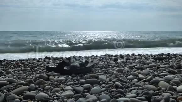 海滩有黑色的台阶视频的预览图