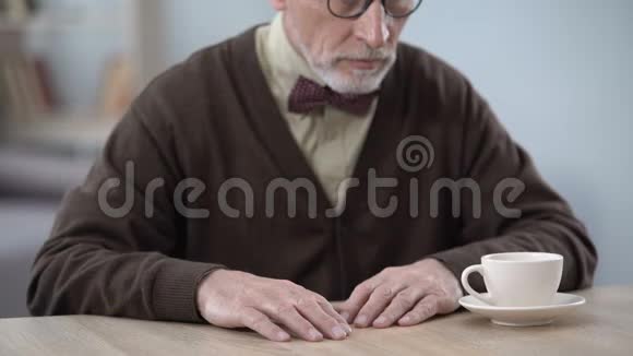 孤独不安的老人坐在桌子上悲伤的回忆社会的脆弱视频的预览图