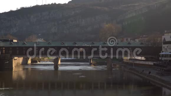 波克里特大多数或覆盖的桥梁在洛韦奇保加利亚洛韦奇老城的历史旅游景点横跨欧萨姆的行人天桥视频的预览图