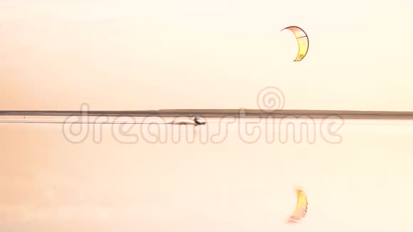 慢镜头拍摄日落时湖上孤独的风筝手视频的预览图
