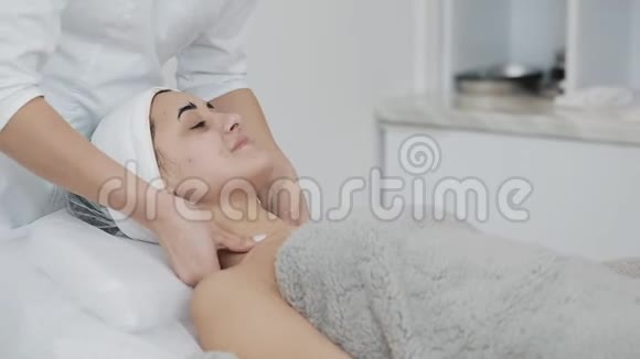 清洁泡沫年轻漂亮的女人在拜访美容师的时候有一个泡沫清洗程序慢动作视频的预览图