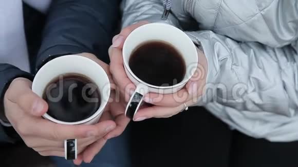 一个女孩和一个男人手里的咖啡情侣喝咖啡视频的预览图