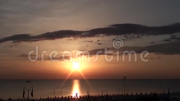 意大利海滩上时光飞逝日出如火夏季亚得里亚海意大利视频的预览图