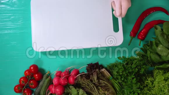 裁剪前的蔬菜准备视频的预览图