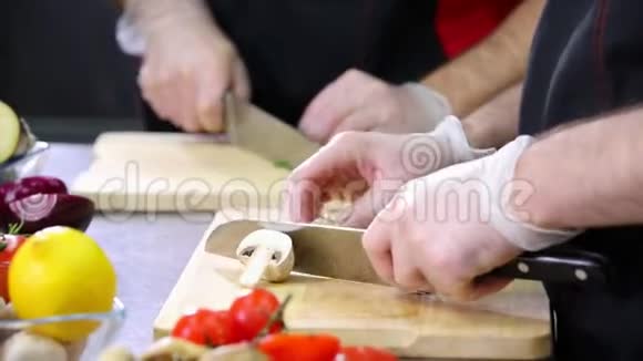 在厨房工作的厨师扦插蘑菇供食用视频的预览图