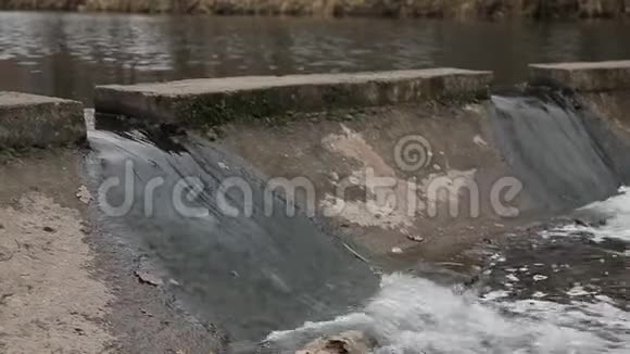 大自然中的瀑布和小河视频的预览图