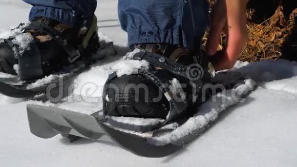 一个人从脚上脱下雪鞋视频的预览图