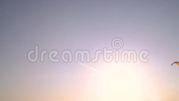 美丽的黎明在海边雄鹿正在慢慢到来视频的预览图