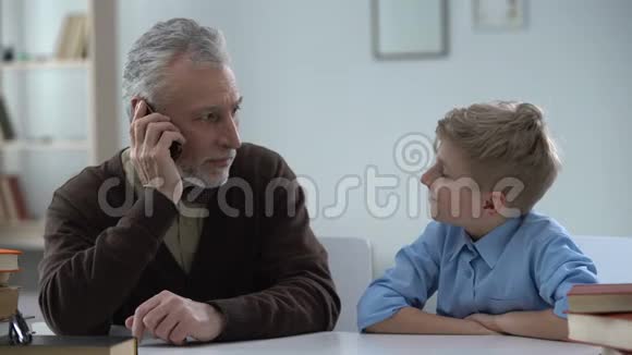 老人打电话孙子高兴地点头家人沟通视频的预览图