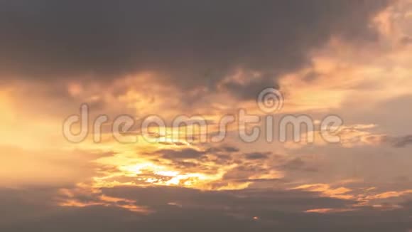 日落云从抽象的彩色背景中消失视频的预览图