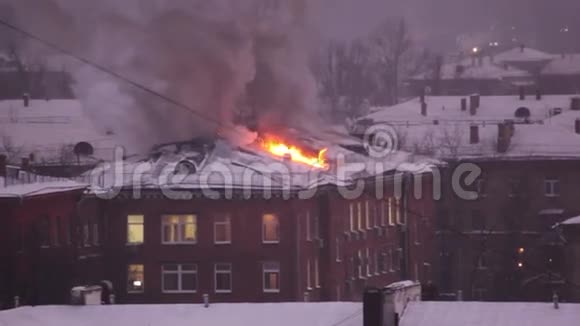 莫斯科一所房子的屋顶着火视频的预览图