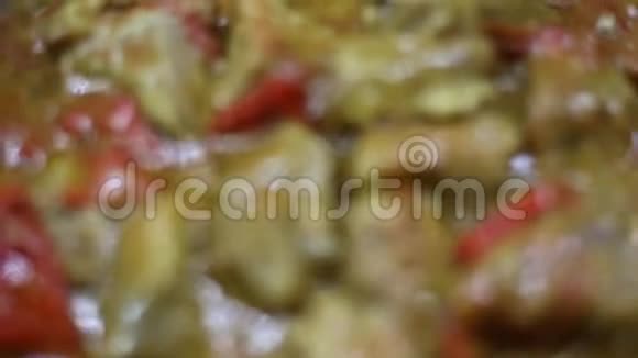 砂锅与沸腾的肉称为塔斯卡普与新鲜西红柿蔬菜和橄榄油传统的希腊土耳其菜系视频的预览图