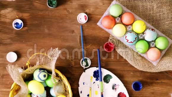 一家人手里拿着画好的彩蛋放在桌子上上面放着复活节彩蛋视频的预览图