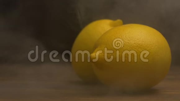 新鲜柠檬在黑色的背景下吹出新鲜和凉爽蒸发特写慢动作复制视频的预览图