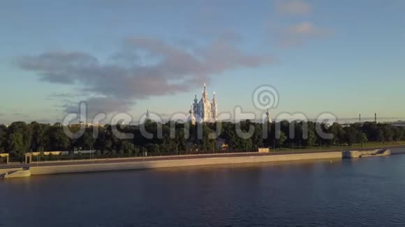 在圣彼得堡内瓦河的斯莫尼大教堂的空中景色美丽城市全景开放视频的预览图