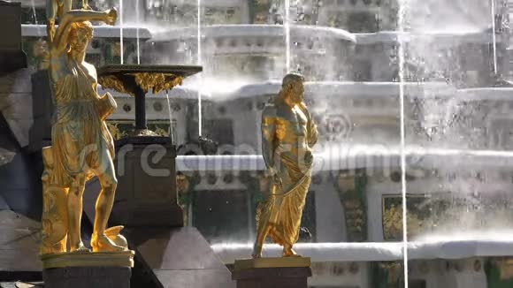喷泉中的金色雕像视频的预览图