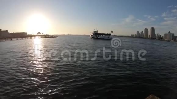 圣地亚哥海湾渡轮游船视频的预览图