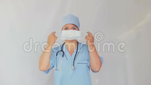 一位女医生给自己包扎了一条纱布右边是叶子摄像机移动到杜莉视频的预览图
