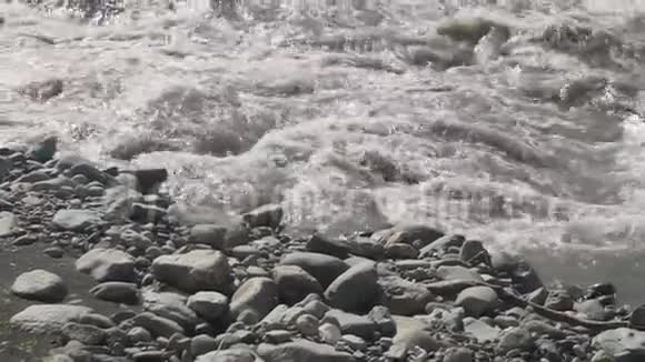 风雨交加的山河视频的预览图