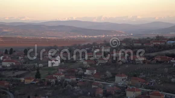 以Lovech市为背景的斯拉夫亚尼村教堂风景保加利亚的巴尔干山脉傍晚视频的预览图