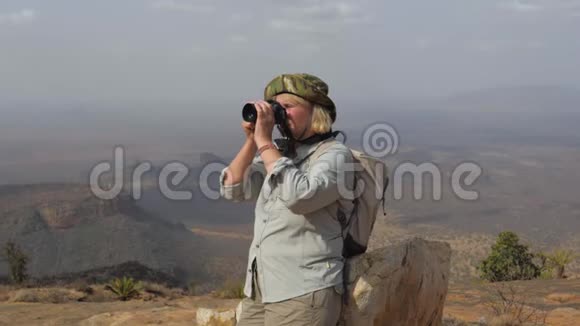 山顶上的游客为风景如画的风景拍照视频的预览图