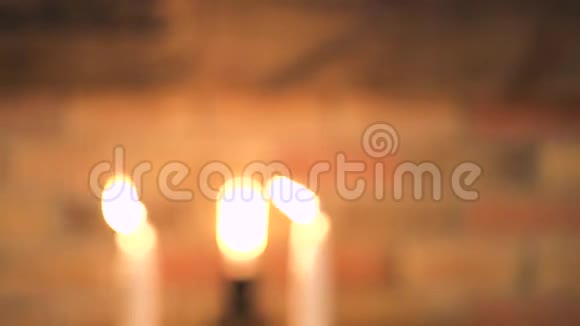 在燃烧的蜡烛背景上关上酒杯男人和女人在浪漫的晚餐上碰着酒杯视频的预览图