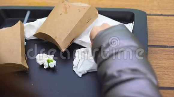 女顾客把用过的纸巾扔到塑料托盘上然后离开粗心大意视频的预览图