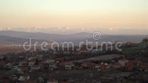 斯拉夫亚尼村的风景与洛韦奇市的背景保加利亚的巴尔干山脉傍晚视频的预览图