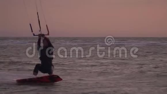 一个人紧贴着训练风筝的梯形一个红色的唤醒器慢动作视频的预览图