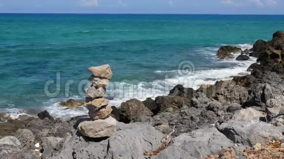 克里特岛岩石海岸的石质金字塔与蓝海视频的预览图