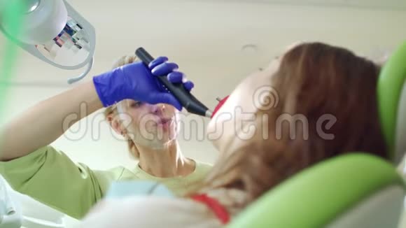 口腔医生使用灯聚合牙科材料牙齿填充视频的预览图