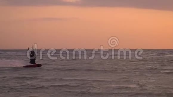海上运动人们在日落背景下从事风筝冲浪缓慢移动视频的预览图